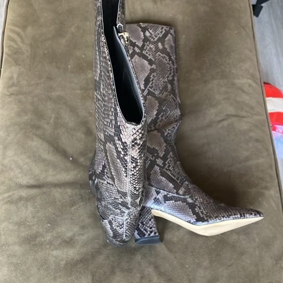 Mark Fisher woman’s snakeskin tall boots size 7 color gray & black lightly used - Picture 4 of 6